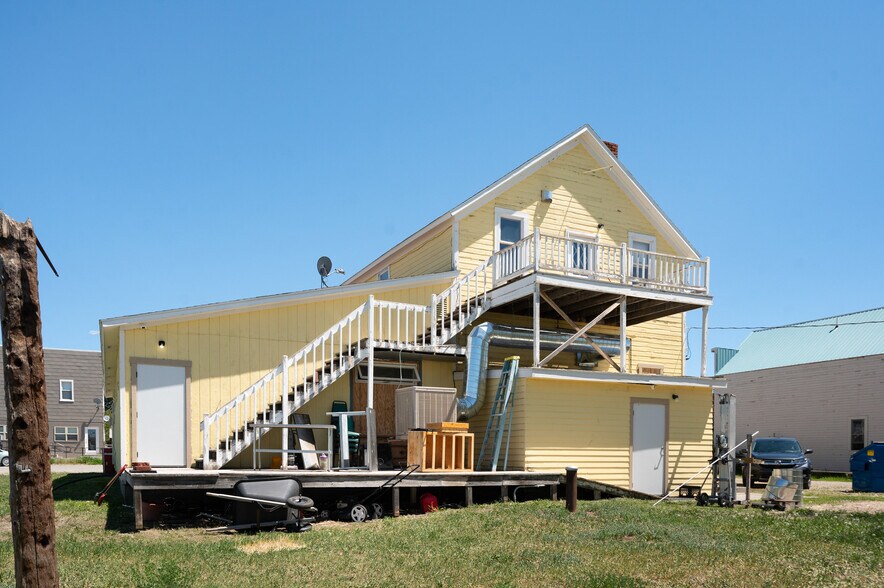 More Photos Of 21 Main, Willow Creek Bar For Sale
