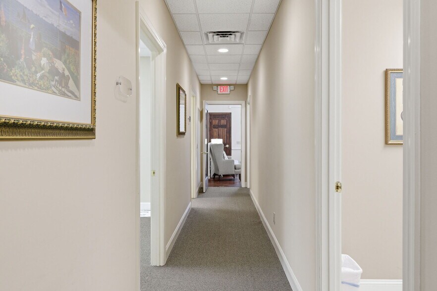 More Photos Of 70 N Main St, Hilton Head Island Office For Sale