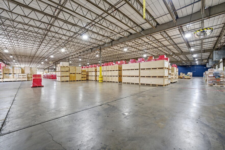 More Photos Of 700 W Loop 340, Woodway Warehouse For Lease