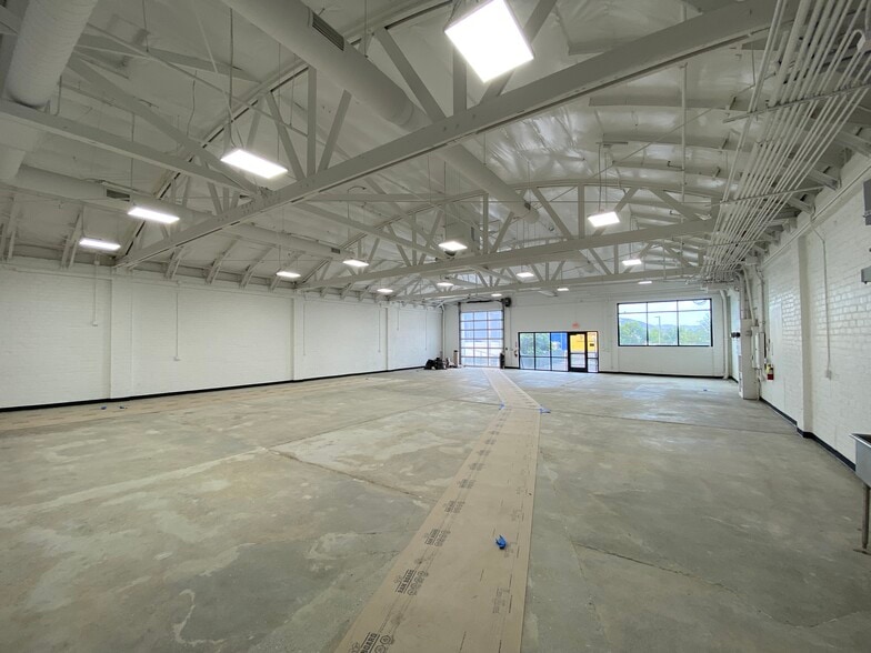 More Photos Of 633 S San Fernando Blvd, Burbank Flex For Sale