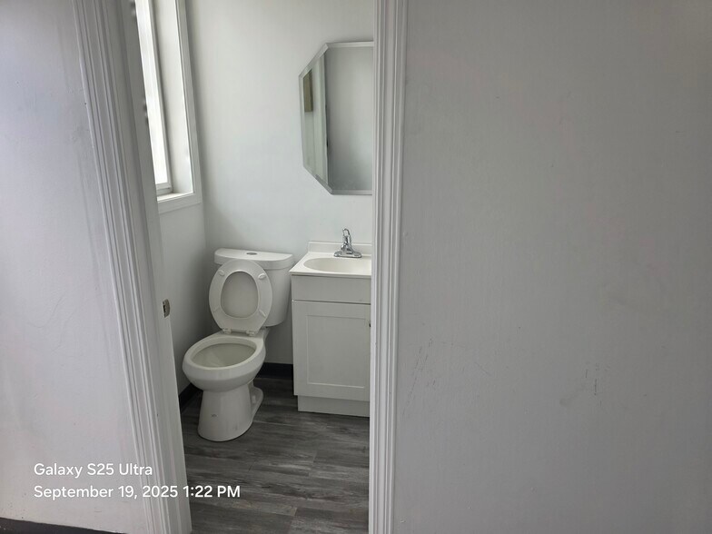 More Photos Of 1406 W Roosevelt Rd, Broadview Office For Sale