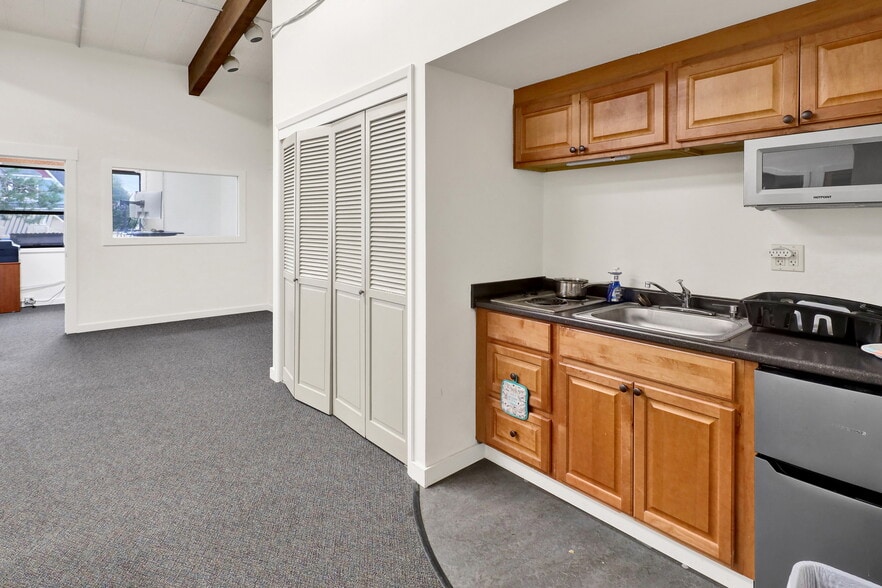 More Photos Of 1326 N Garden St, Bellingham Religious Facility For Lease