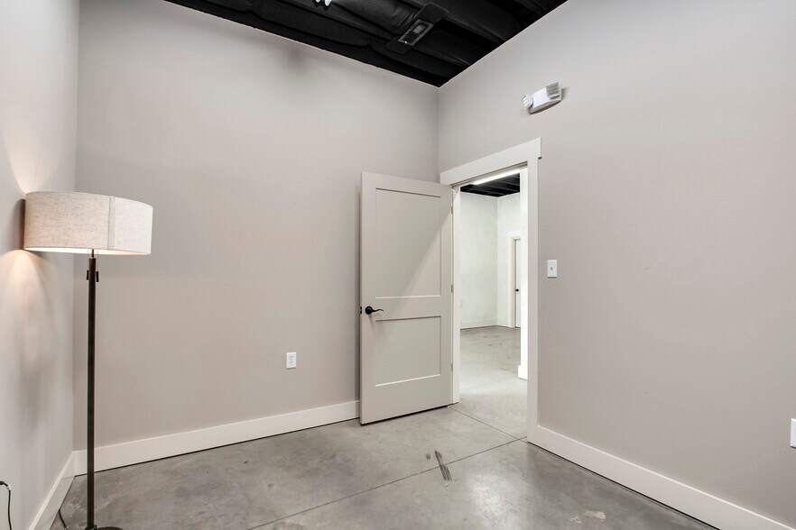 More Photos Of 145 US-70, Lenoir City Flex For Lease