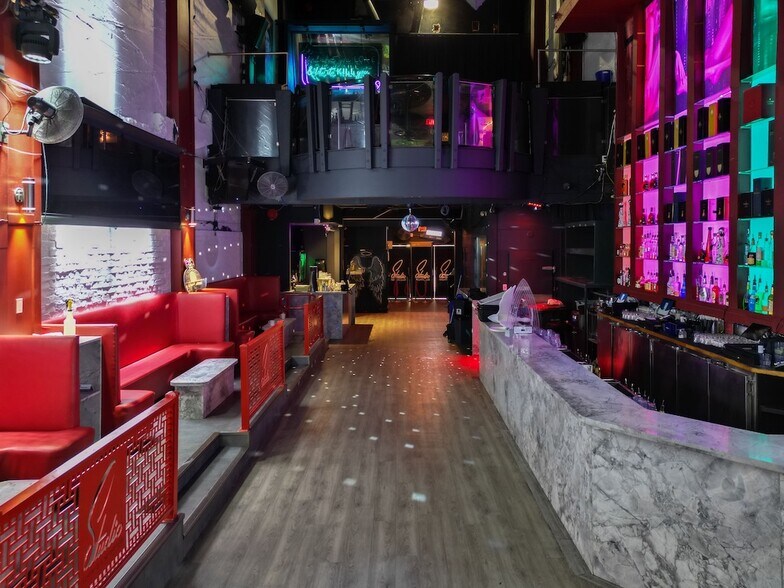 More Photos Of 919 Granville St, Vancouver Storefront For Sale