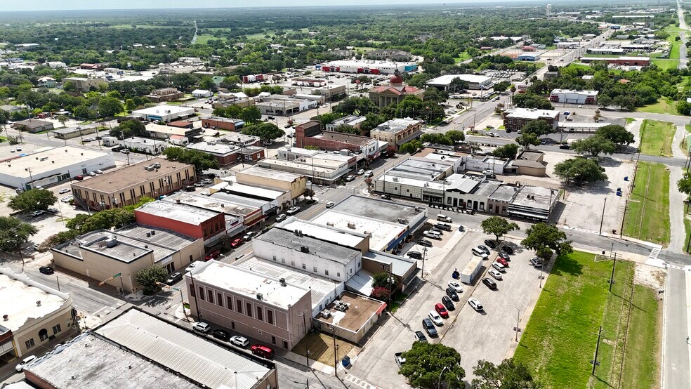 More Photos Of 209 N Washington St, Beeville Bar For Sale