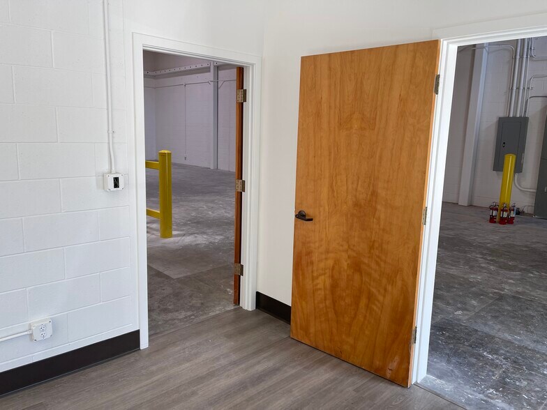 More Photos Of 305 Old County Rd, San Carlos Warehouse For Lease