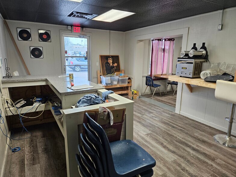 More Photos Of 966 Washington, Evansville Freestanding For Lease