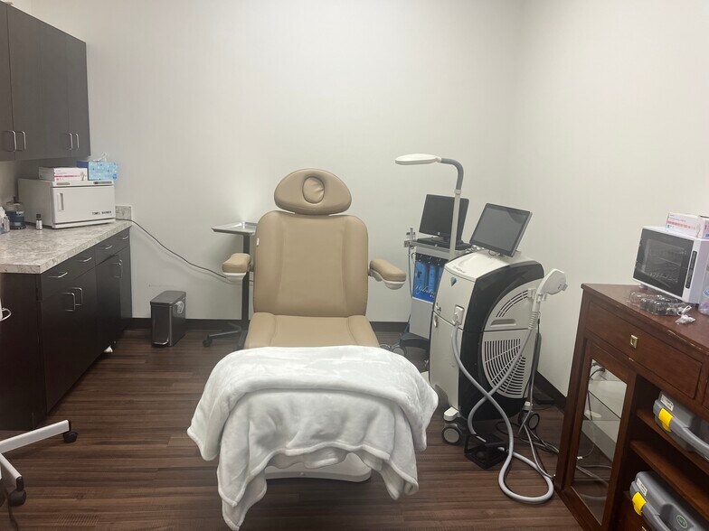 More Photos Of 10000 Research Blvd, Austin Restaurant For Lease