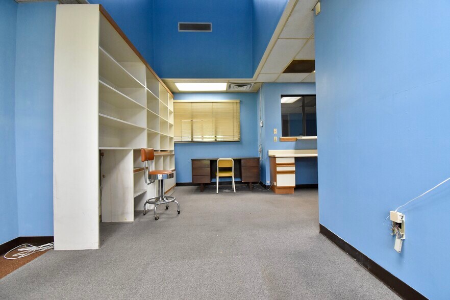 More Photos Of 810 Newman Dr, Helena Office For Sale