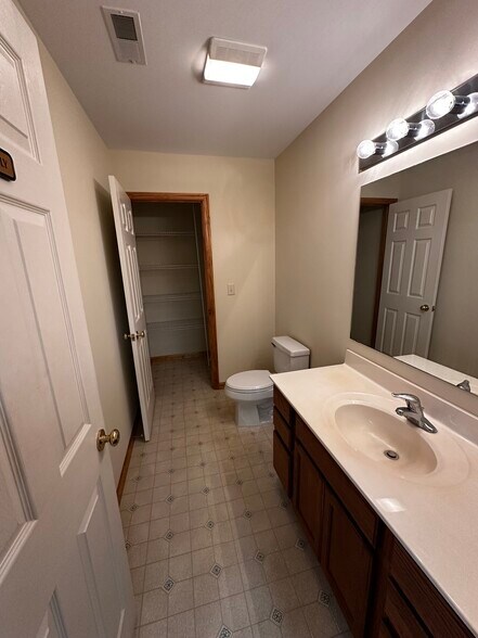 More Photos Of 110 W Sunset Ave, Greensboro Office For Sale