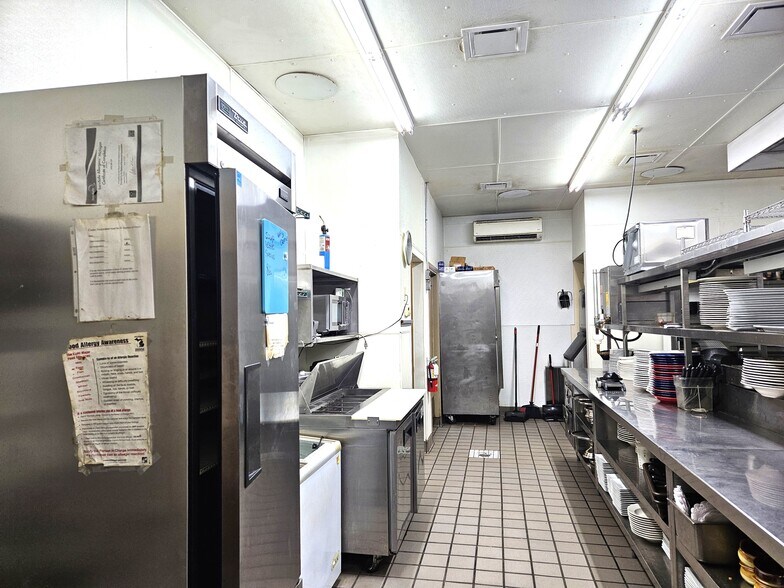 More Photos Of 5530 Gratiot Rd, Saginaw General Retail For Sale