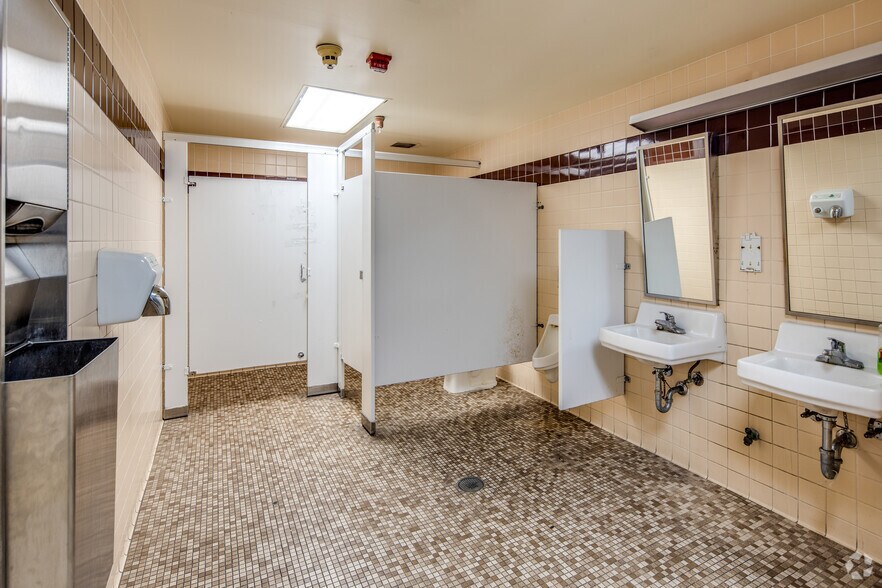 More Photos Of 7802 S Orange Blossom Trl, Orlando General Retail For Lease