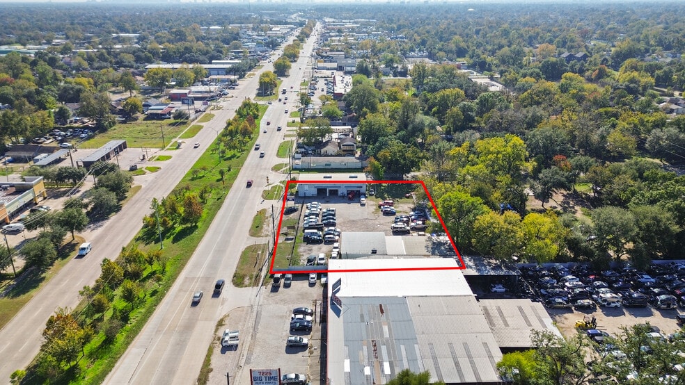 Primary Photo Of 7215 N Shepherd Dr, Houston Auto Repair For Sale