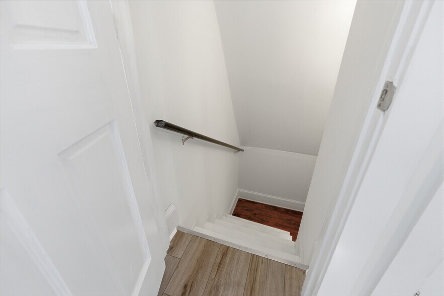 More Photos Of 119 N Davis St, Southport Hospitality For Sale