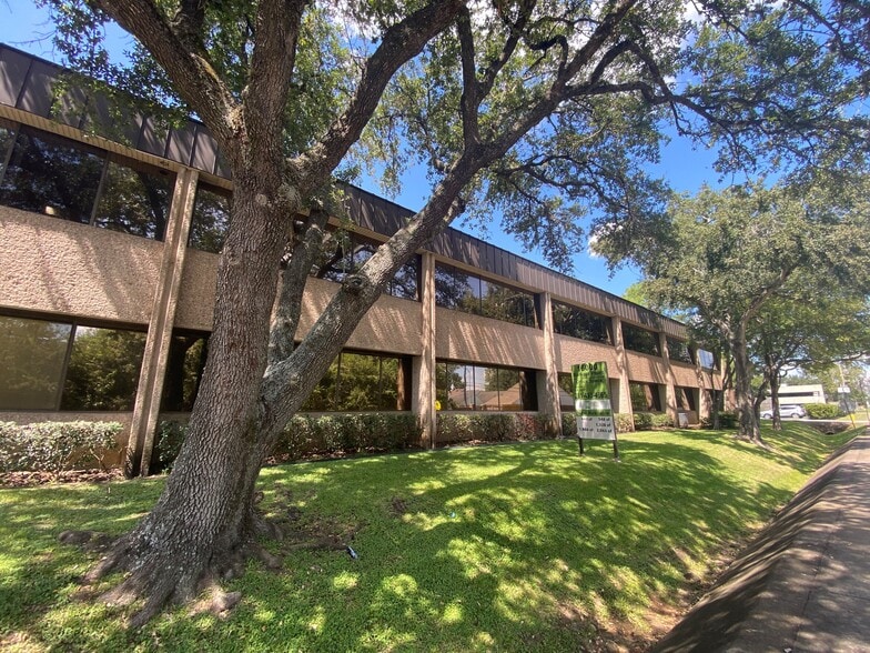 More Photos Of 16000 Barkers Point Ln, Houston Office For Lease