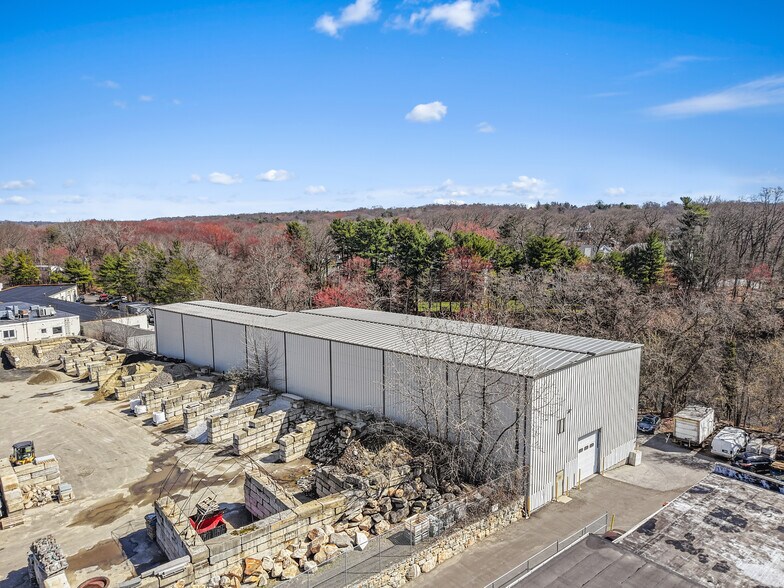 More Photos Of 55 Poplar St, Stamford Light Distribution For Sale