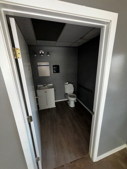 More Photos Of 368 A SH 75 N, Huntsville Freestanding For Lease