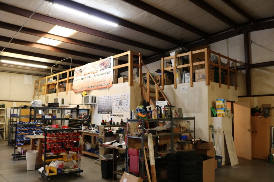 More Photos Of 45 SE Bridgeford Blvd, Bend Warehouse For Lease