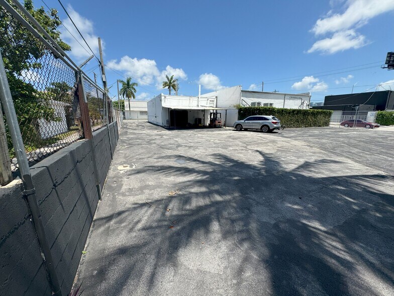 More Photos Of 3910 NW 2nd Ave, Miami Showroom For Sale