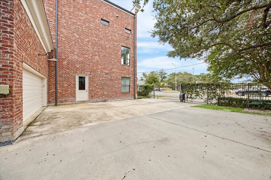 More Photos Of 128 W 17th St, Houston Loft Creative Space For Sale