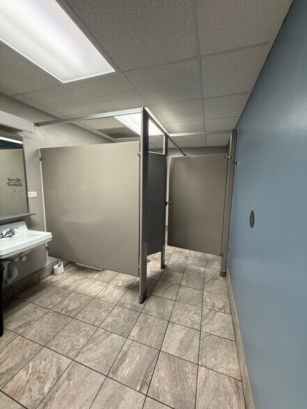 More Photos Of 706 N Main St, Rockford Medical For Lease