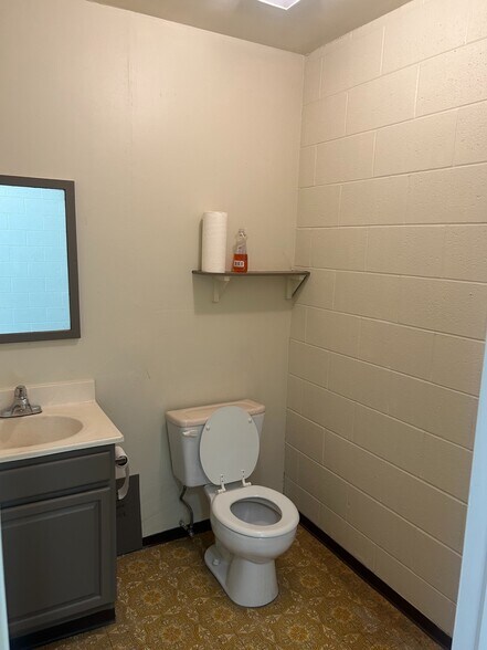 More Photos Of 118 E 37th St, Garden City Light Manufacturing For Lease