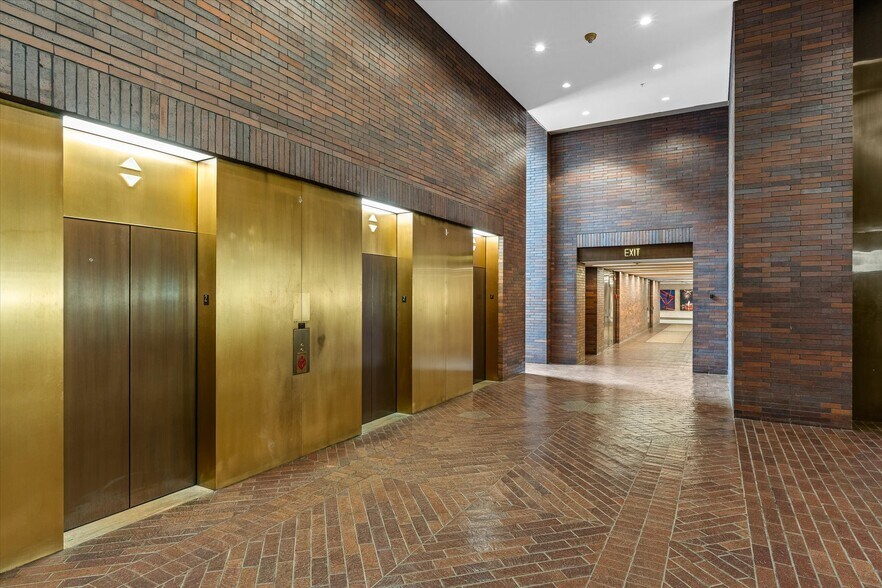 More Photos Of 400 Texas St, Shreveport Office For Sale