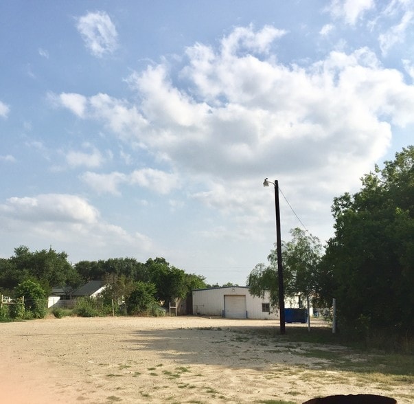 More Photos Of 918 3rd St, Floresville Warehouse For Lease