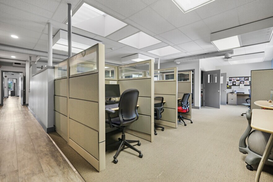 More Photos Of 1909 10th Ave SW, Calgary Office For Sale