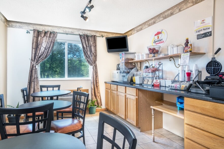 More Photos Of 726 S Lake Ave, Phillips Hotel For Sale
