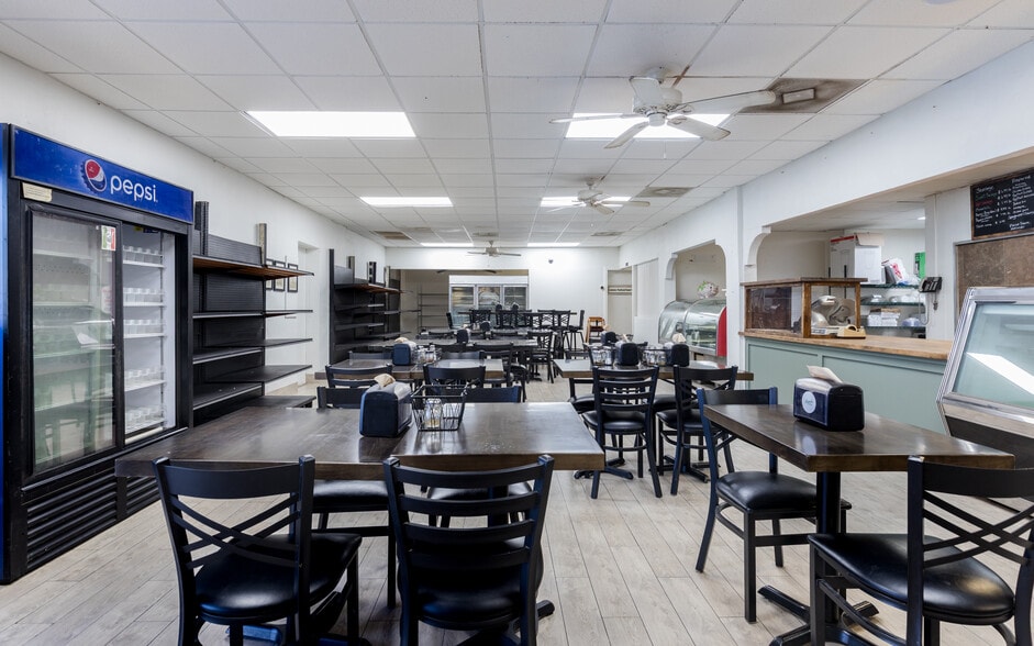 More Photos Of 916 SE 14th Ave, Cape Coral Restaurant For Sale