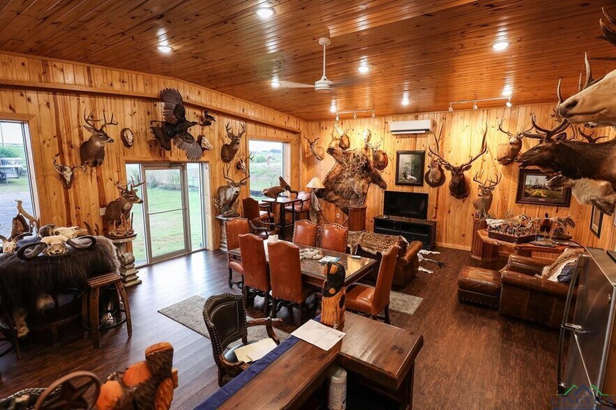 More Photos Of 1024 US Highway 59 N, Carthage Veterinarian Kennel For Sale