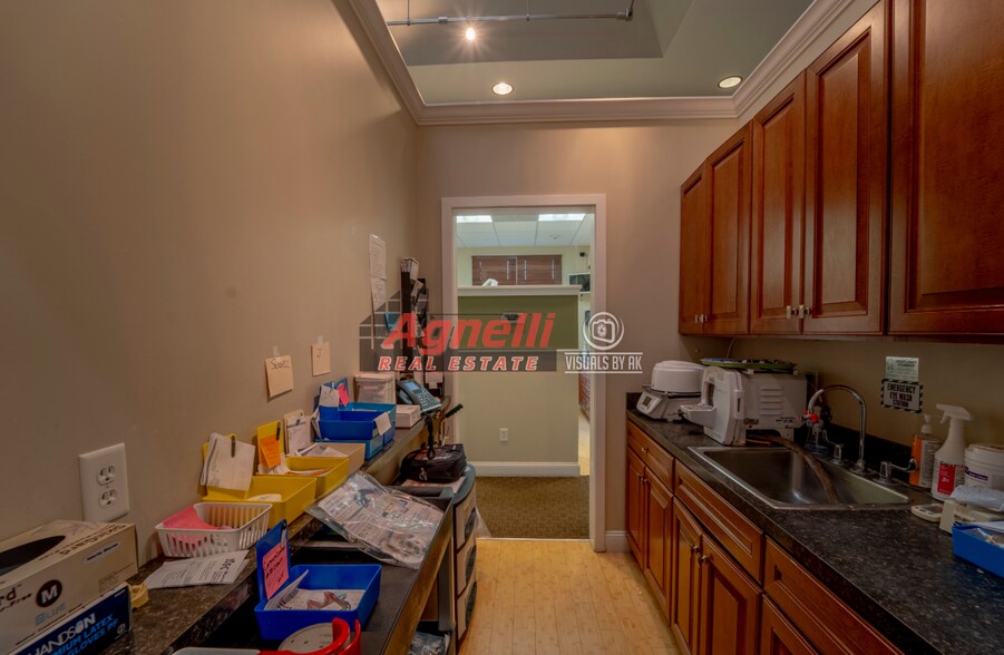 More Photos Of 30 Country Squire Dr, Cromwell Medical For Sale