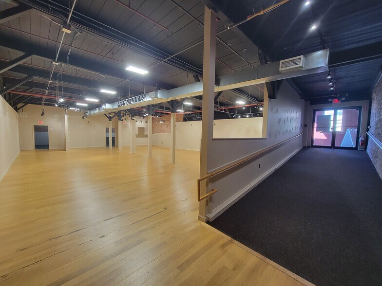 More Photos Of 100 Pleasant St, Dracut Self Storage For Sale