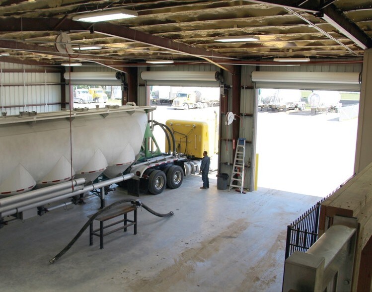 More Photos Of 205 E Wallisville Rd, Highlands Warehouse For Lease