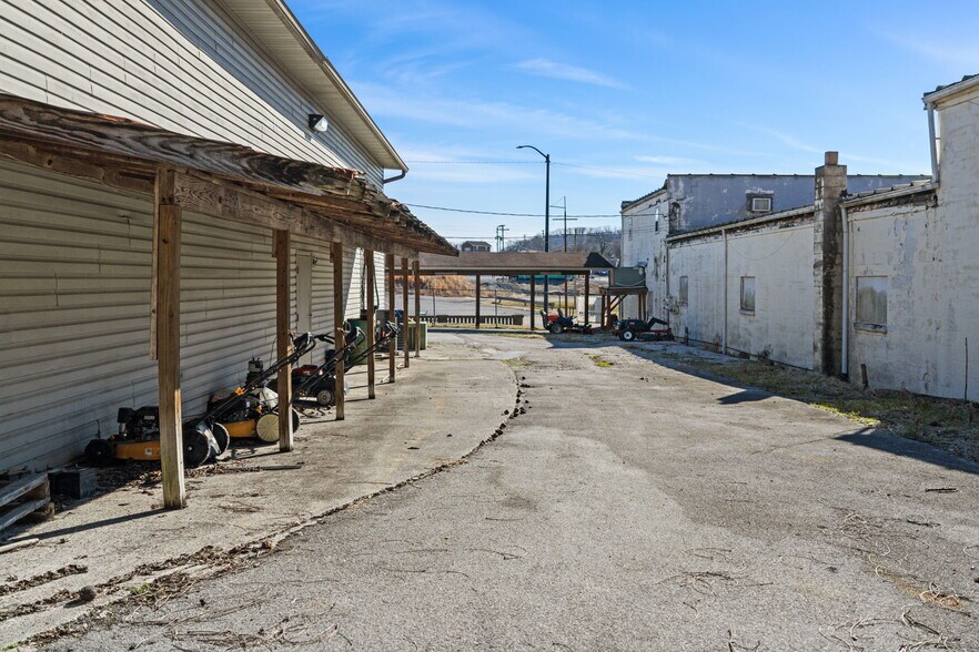 More Photos Of 476 N Main St, Clinton General Retail For Sale