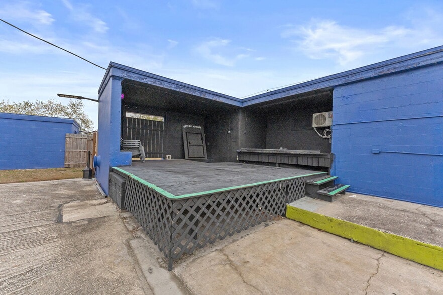 More Photos Of 701 49th St S, Gulfport Freestanding For Sale