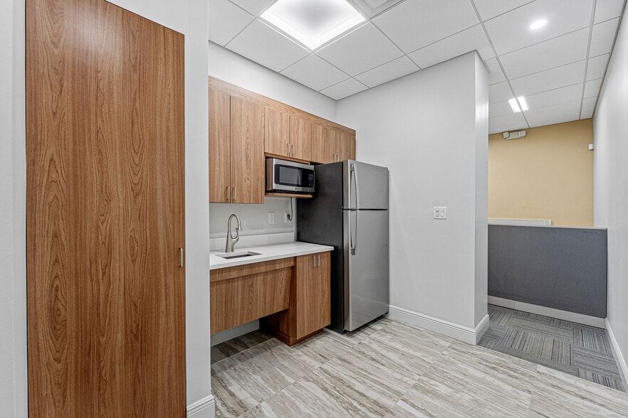More Photos Of 330 Davie Blvd, Fort Lauderdale Office For Sale