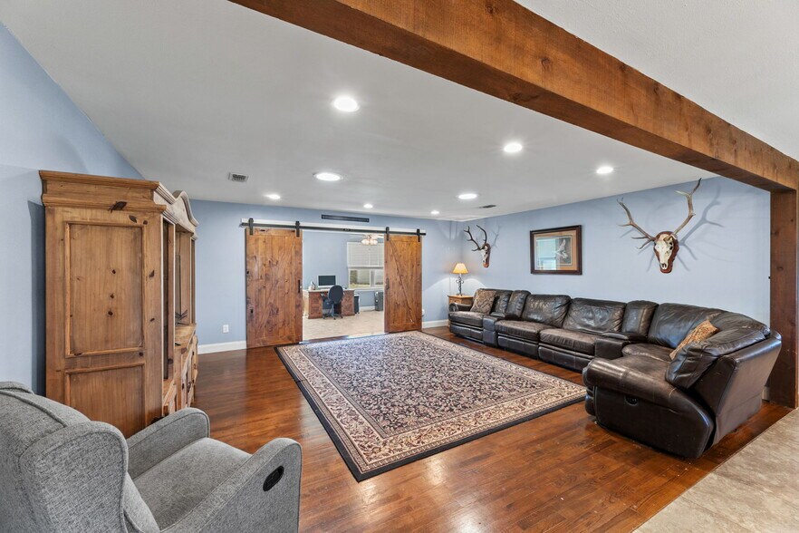 More Photos Of 5800 Curran Dr, Von Ormy Veterinarian Kennel For Sale