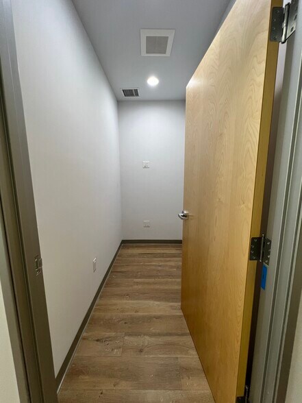 More Photos Of 9016 Fullbright Ave, Chatsworth Warehouse For Lease