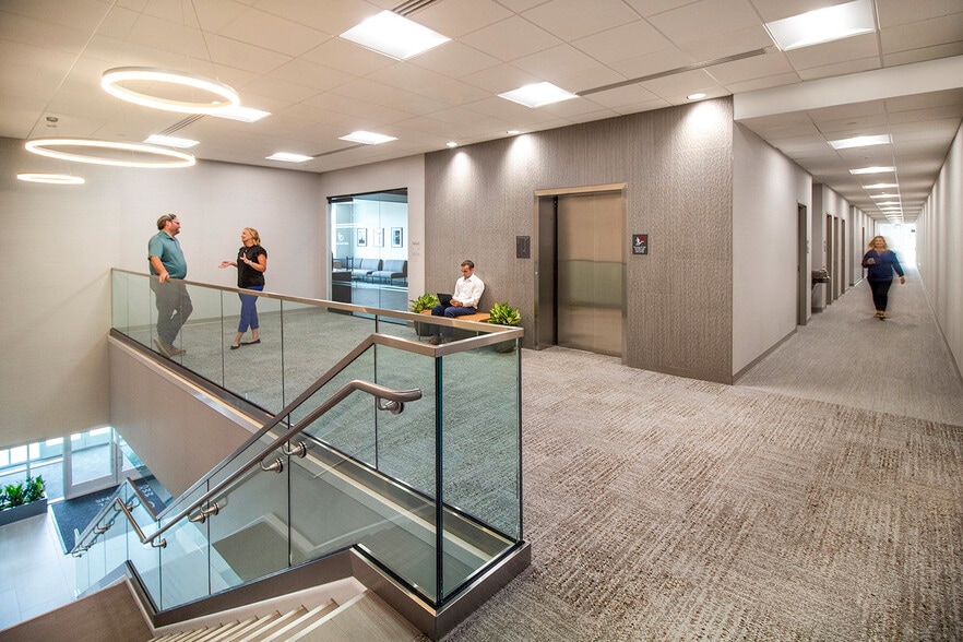 More Photos Of 800 N Mayfair Rd, Wauwatosa Medical For Lease