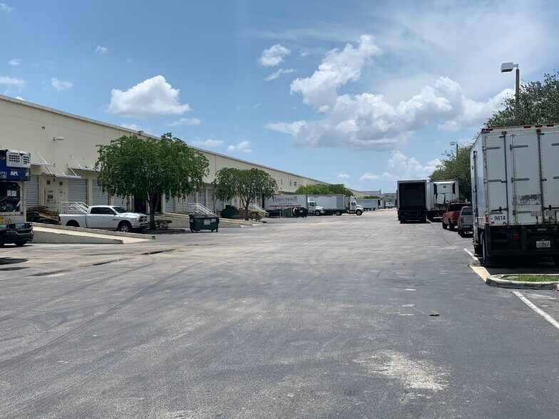 More Photos Of 10811-11199 NW 122nd St, Medley Warehouse For Lease