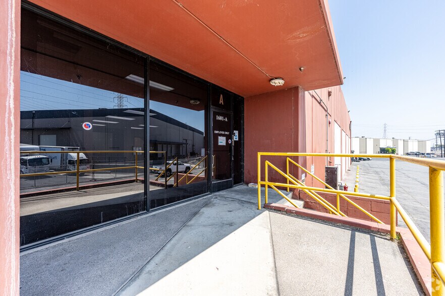 More Photos Of 1601 Perrino Pl, Los Angeles Manufacturing For Lease