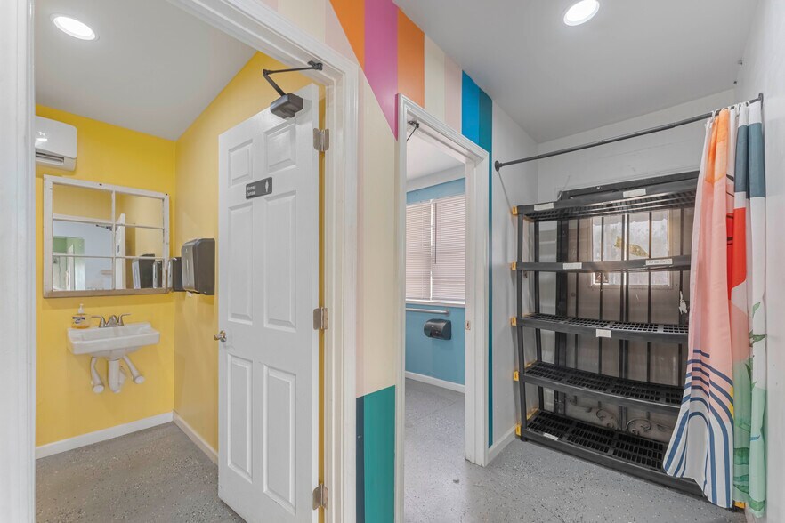 More Photos Of 1352 N Main St, Jacksonville Auto Dealership For Lease