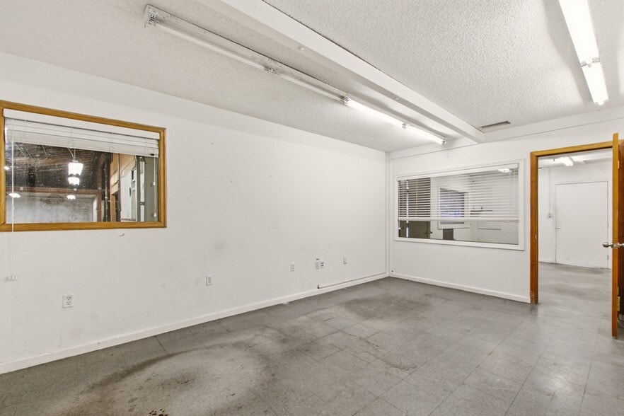 More Photos Of 1319-1323 W Texas St, Fairfield Freestanding For Sale