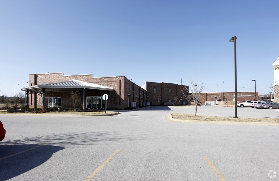 More Photos Of 1641 W 15th St, Fayetteville Freestanding For Lease