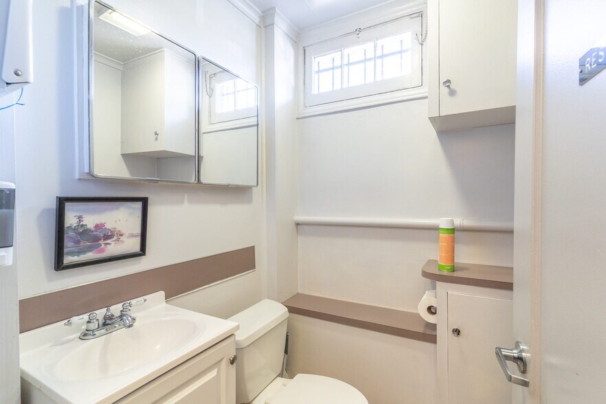 More Photos Of 2304 N Killingsworth St, Portland Warehouse For Sale