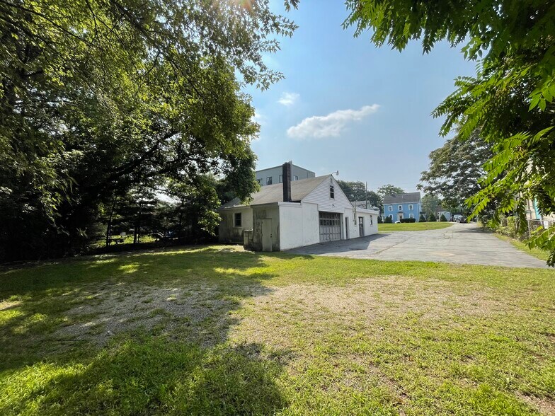 More Photos Of 260 Calvary St, Waltham Light Distribution For Lease