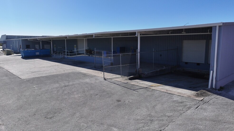 More Photos Of 2210 Commerce Point Dr, Lakeland Showroom For Lease