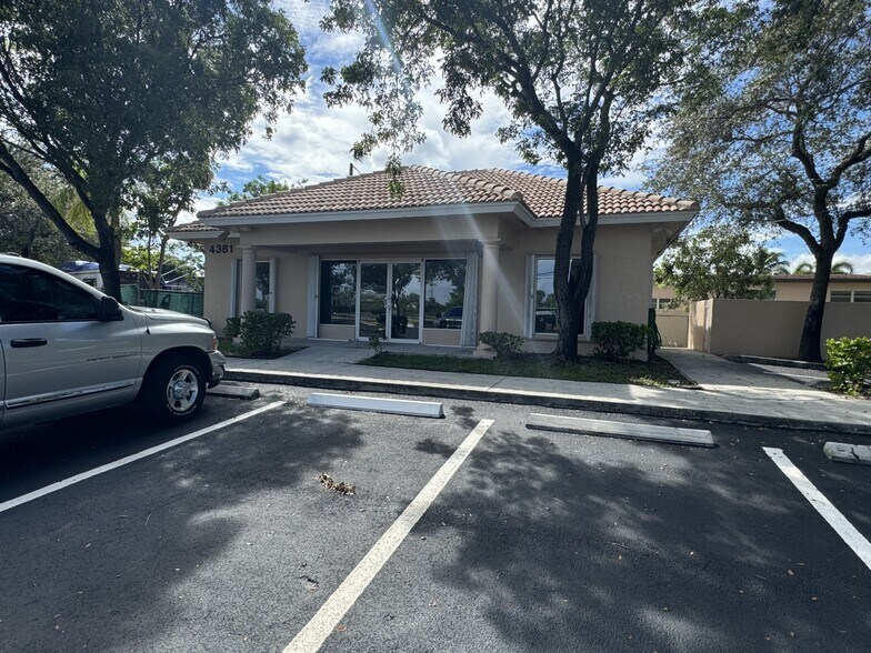 More Photos Of 4381 N Dixie Hwy, Deerfield Beach Freestanding For Lease